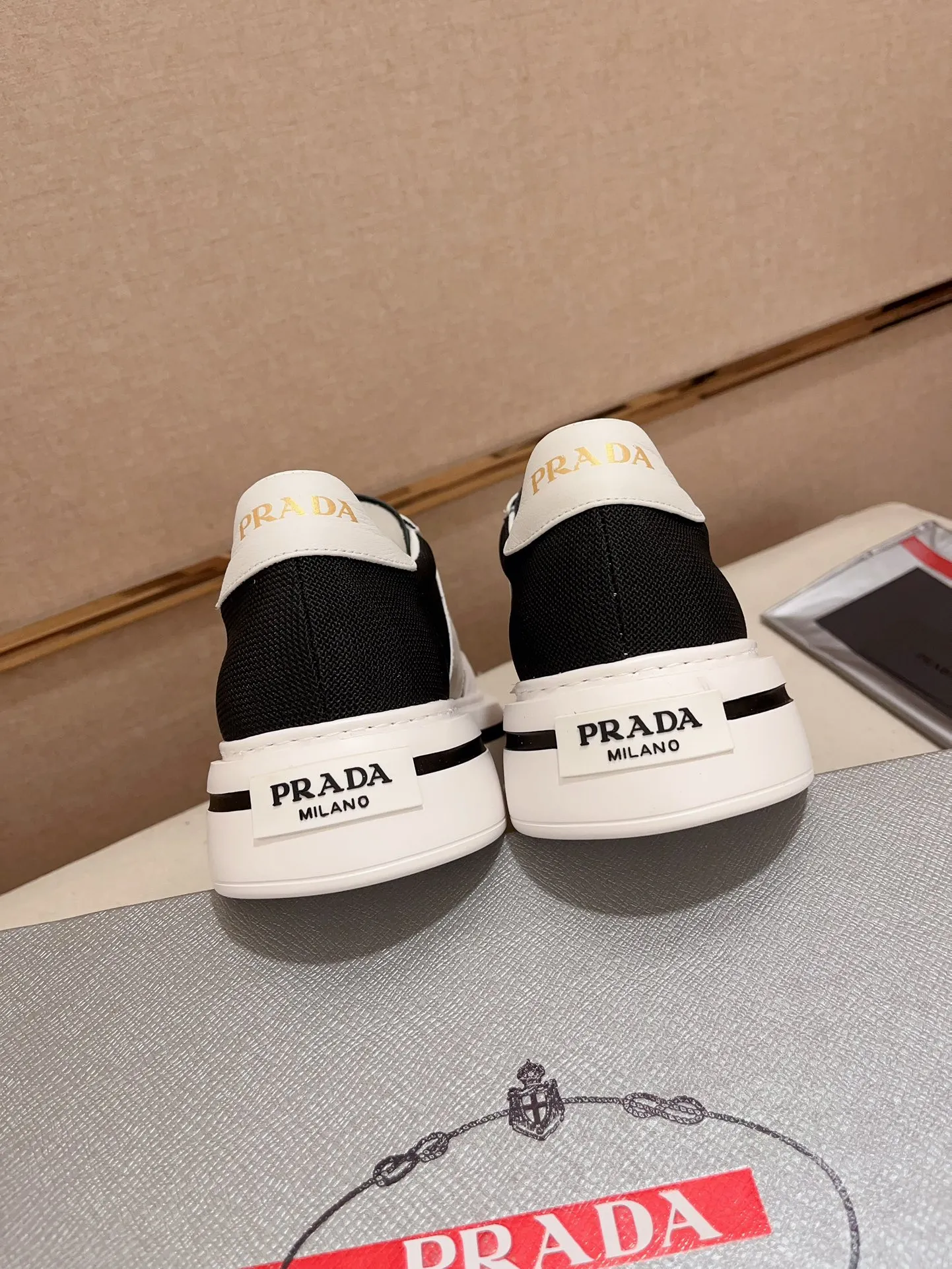 Men's shoes 💰 580💰 ✔️✔️✔️Higher version High-quality new PRADA (Prada) counters are launched simultaneously. The new men's shoes and 😘 fabrics are made of high-tech glue-spraying technology. Lining: Full cowhide lining. 👍🏿 High-end ☄️ air-cushion molded anti-slip rubber outsole, exquisite lines, simple and elegant, comfortable and high-end for leisure travel. Code number: 38 to 44 (45 can be customized and cannot be returned or exchanged)